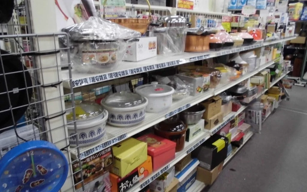 店内に並ぶ買取した中古の生活用品