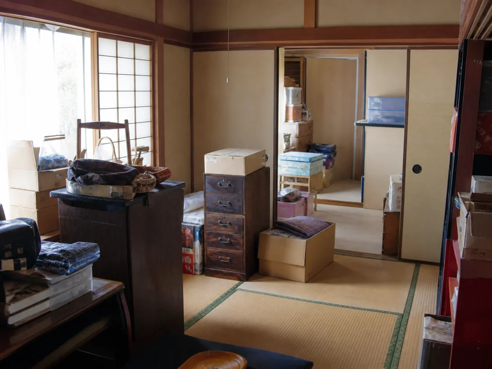 家財が積まれた片付け前の和室